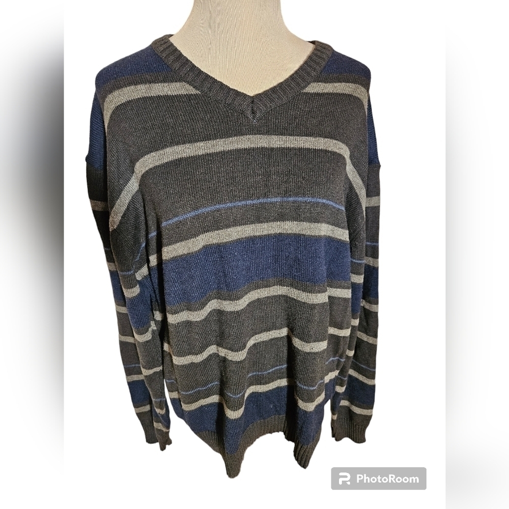 Oscar de la Renta gray stripped pullover sweater.